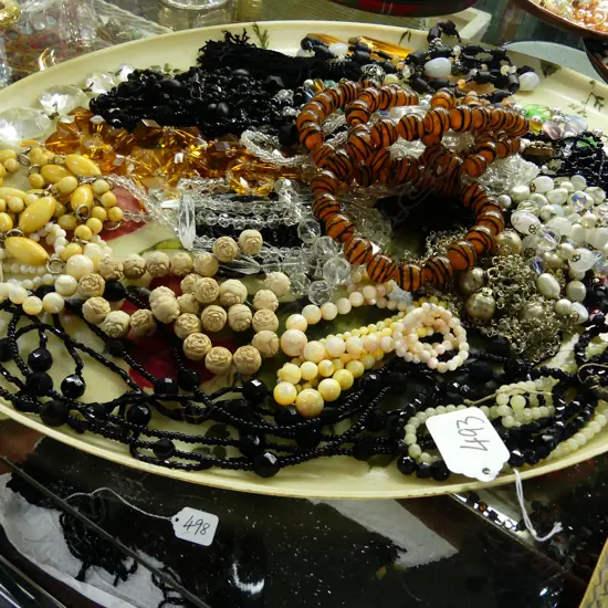 VARIETY OF VINTAGE COSTUME JEWELLERY
