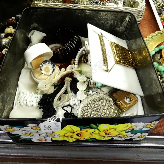 1950 JEWELLERY SELECTION IN TIN