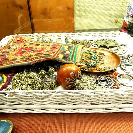 TRAY OF MIDDLE EASTERN JEWELLERY