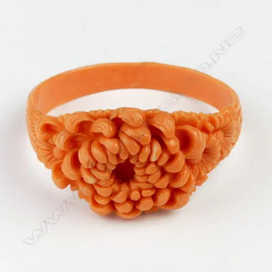 VINTAGE FAUX CARVED ORANGE CORAL BANGLE