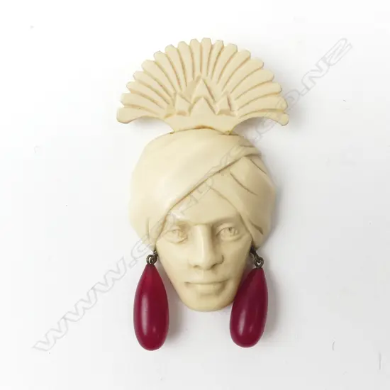 STYLISH 1950'S BAKELITE EGYPTIAN HEAD PENDANT