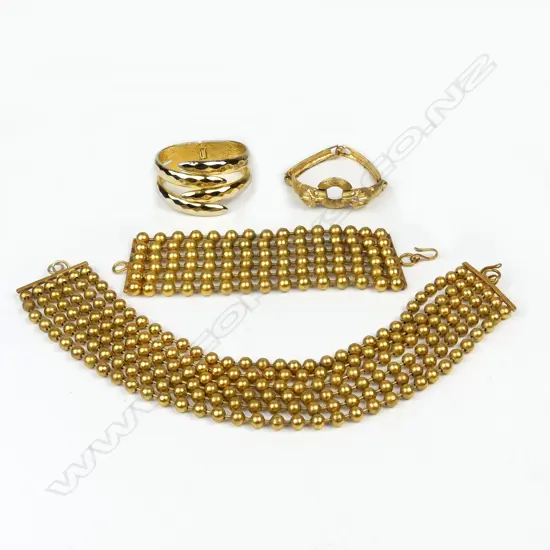 VINTAGE GILT COSTUME JEWELLERY: NECKLACE, BRACELET, 2 BANGLES