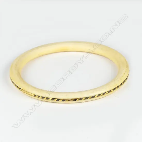 AN IVORY BANGLE WITH METAL INLAY