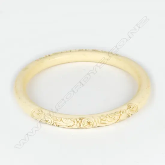 LARGE IVORY BANGLE WITH CARVED FLORAL DECORATION