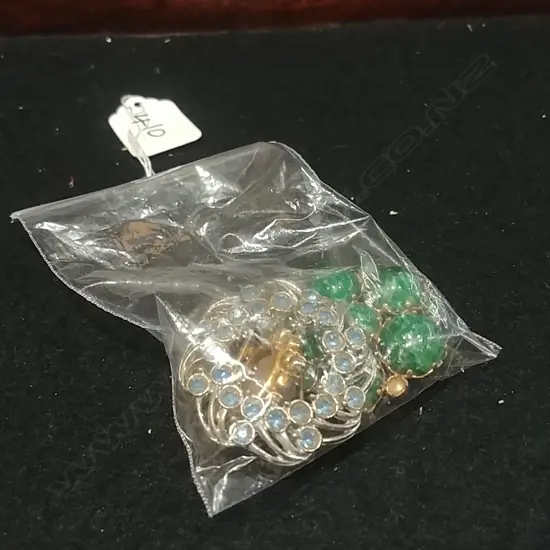 BAG OF COSTUME BROOCHES 