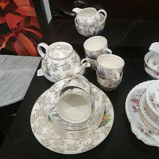 R. HARVEY CRINOLINE LADY 22PC TEASET