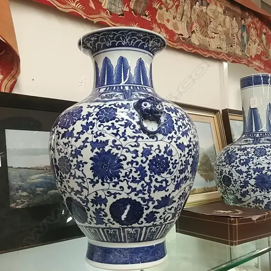 LARGE CHINESE B&W VASE 