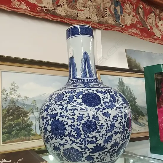 LARGE CHINESE B&W VASE 