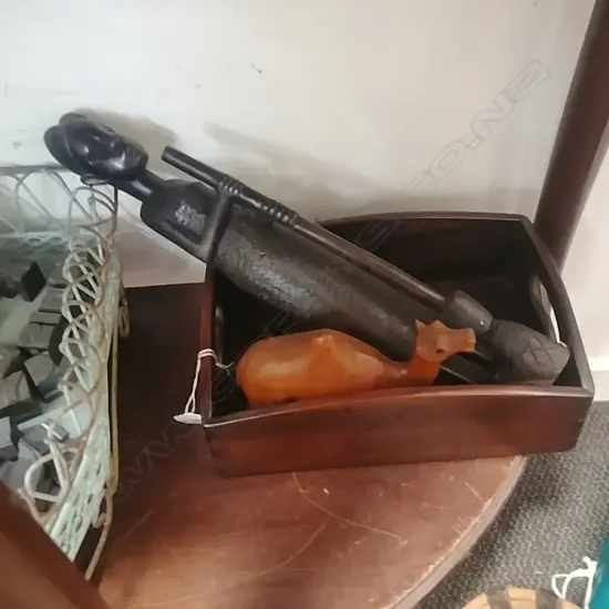 WOODEN BOX + 2 CARVED FIGURES 