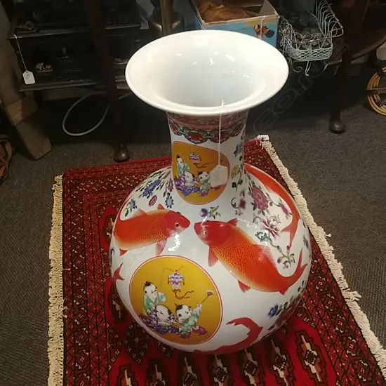 LARGE CHINESE VASE - FISH MOTIF