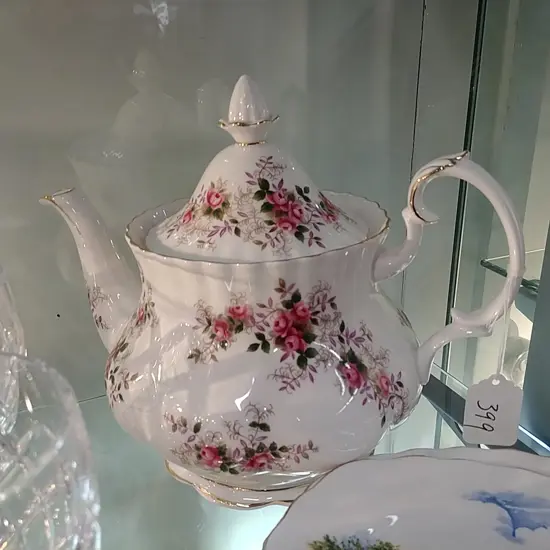 R ALBERT LAVENDER ROSE LG TEAPOT
