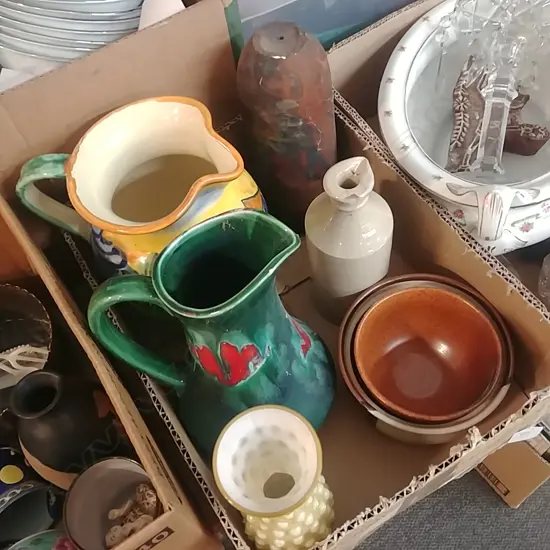 BOX OF POTTERY/GLASS ETC