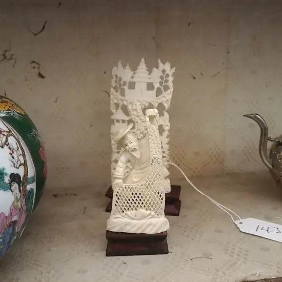 2 SMALL CHINESE IVORY PCS