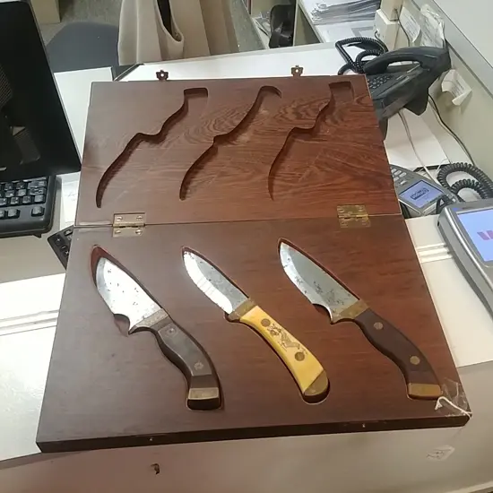 BOXED SET OF KNIVES 