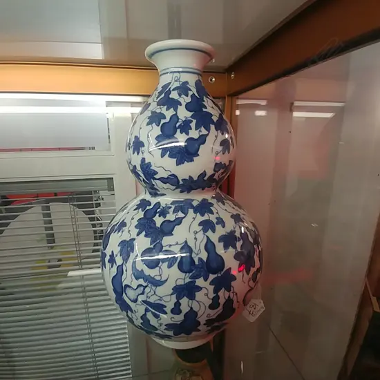CHINESE B/W GUORD VASE
