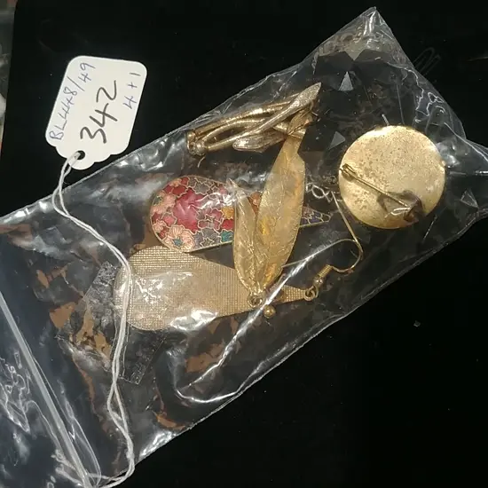 JET BROOCH+ASST EARRINGS