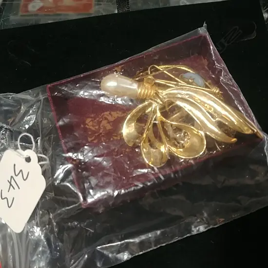 ASST BROOCHES/BRACELET ETC