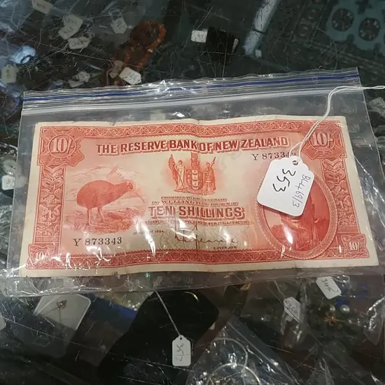 NZ IST ISSUE TEN SHILLING NOTE, Y873343
