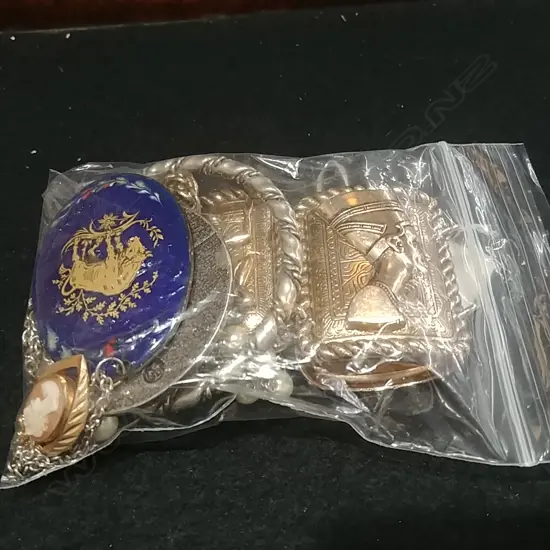 COLLECTION OF COSTUME JEWELLERY 