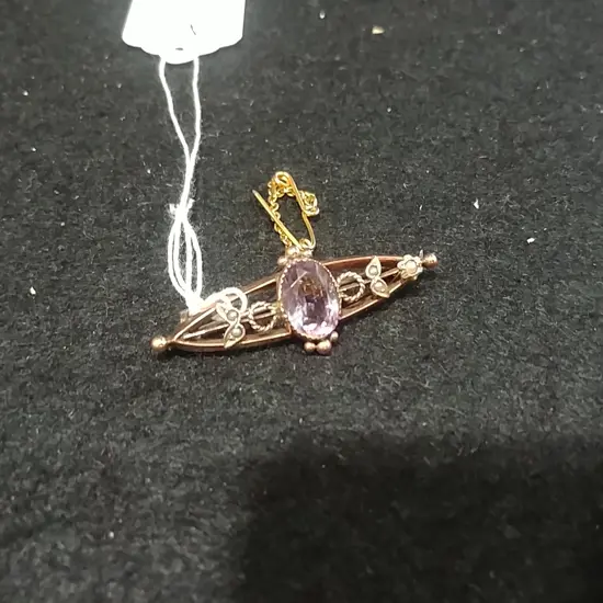 9CT GOLD AND AMETHYST BROOCH