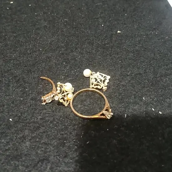 ASSORTED DIAMOND JEWELLERY; PEARL EARRINGS 4.15 GRAMS