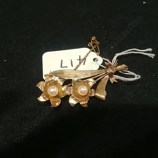 9CT PEARL FLOWER BROOCH WITH 2 PEARLS