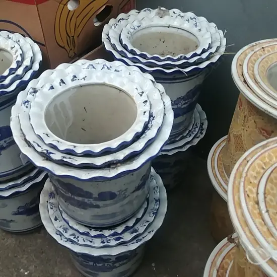 4 SETS OF 3 GRADUATED B&W PLANT POTS 