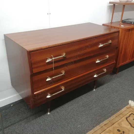SMALL RETRO MAHOG. CHEST OF THREE DRAWERS