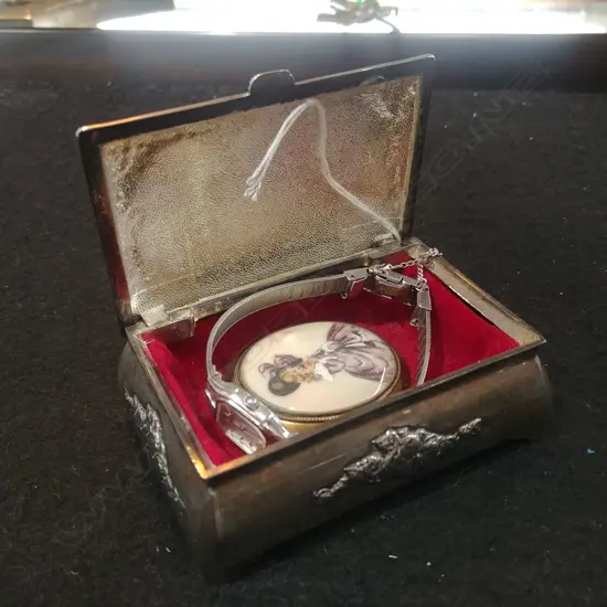 LADIES SEIKO WATCH & PICTURE BROOCH IN BOX