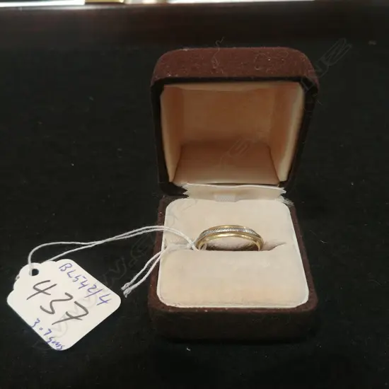 9CT GOLD WEDDER 3.7GMS