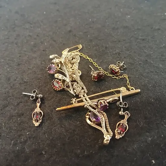 ASSTD GOLD AND GEMSTONE SET JEWELLERY