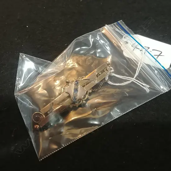 EDW. 9CT GOLD & SAPPHIRE BAR BROOCH 4.32gm