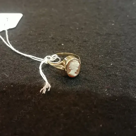 9CT GOLD CAMEO RING 2.13gm
