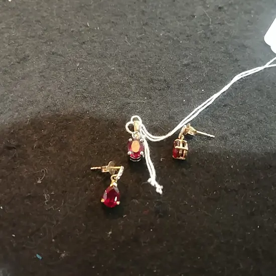 9CT GOLD GARNET/DIA PENDANT & EARRINGS