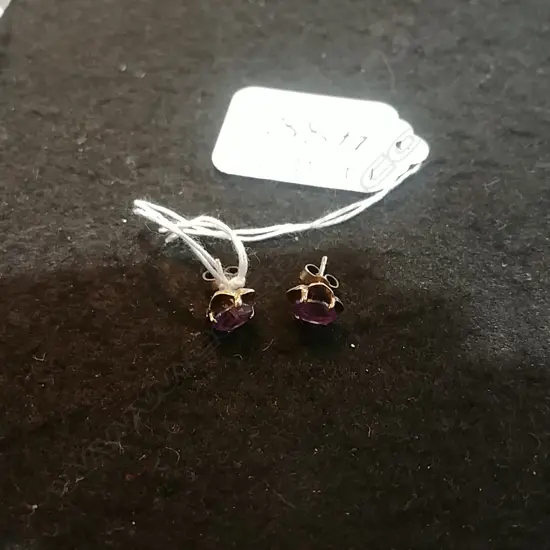 9CT GOLD AND AMETHYST STUD EARRINGS