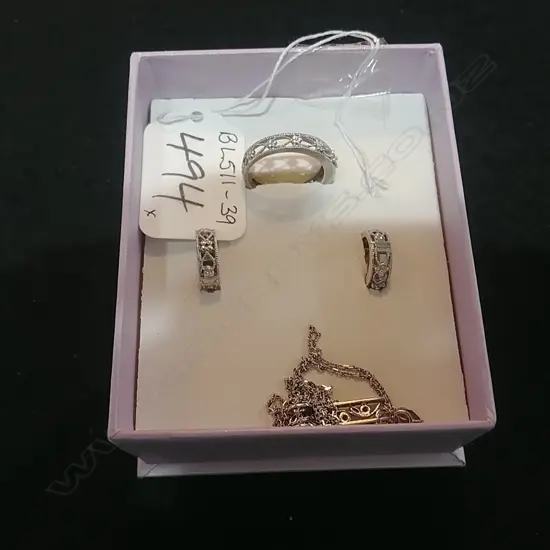 9CT WHITE GOLD AND DIAMOND SUITE 8gm