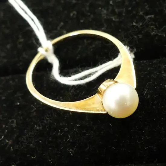 9CT GOLD AND PEARL RING