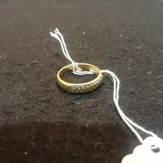 18CT GOLD AND DIAMOND SET BAND 4.32GM