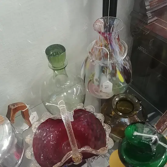 3 COULORED GLASS PCS & BASKET
