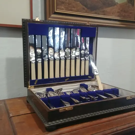 OAK CANTEEN OF CUTLERY