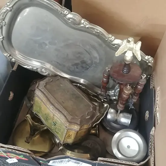 BOX OF MISC METAL ITEMS 