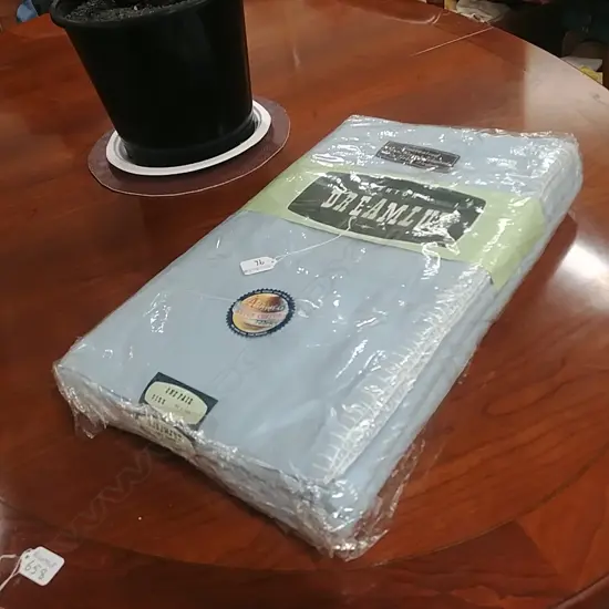 PR OF VINTAGE DREAMLUX BLANKETS