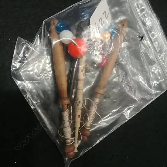 4 ANTIQUE LACE BOBBINS; 1 BONE
