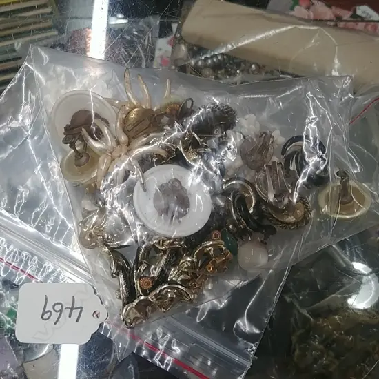 BAG OF COSTUME JEWELLERY 
