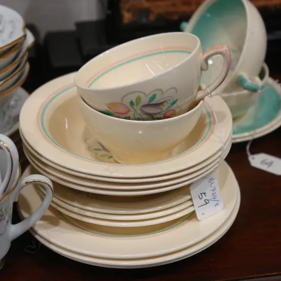 COLLECTION OF SUSIE COOPER CUPS/SAUCERS/PLATES