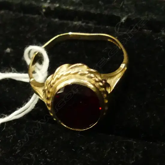 9CT GARNET RING 3.18GMS