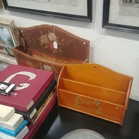 2 LETTER RACKS + SPOON