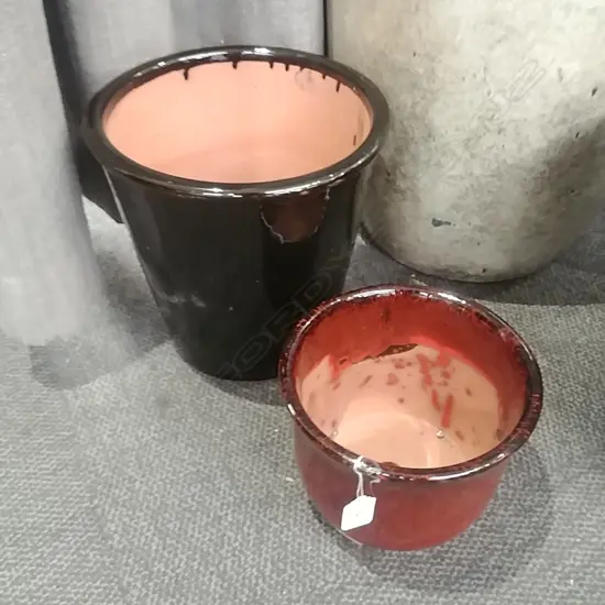 2 SMALL GARDEN POTS RED & BLACK 260MM
