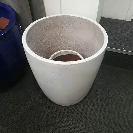 2 WHITE GARDEN PLANTERS