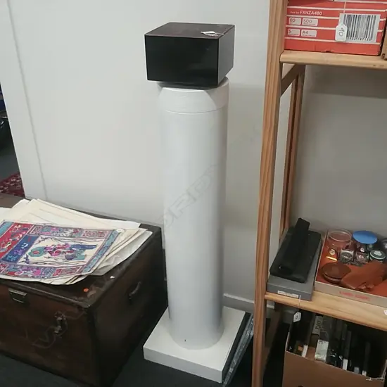 G NGAN DISPLAY STAND